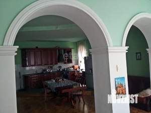 Дом 1500м², 3-этажный, участок 18 сот.  